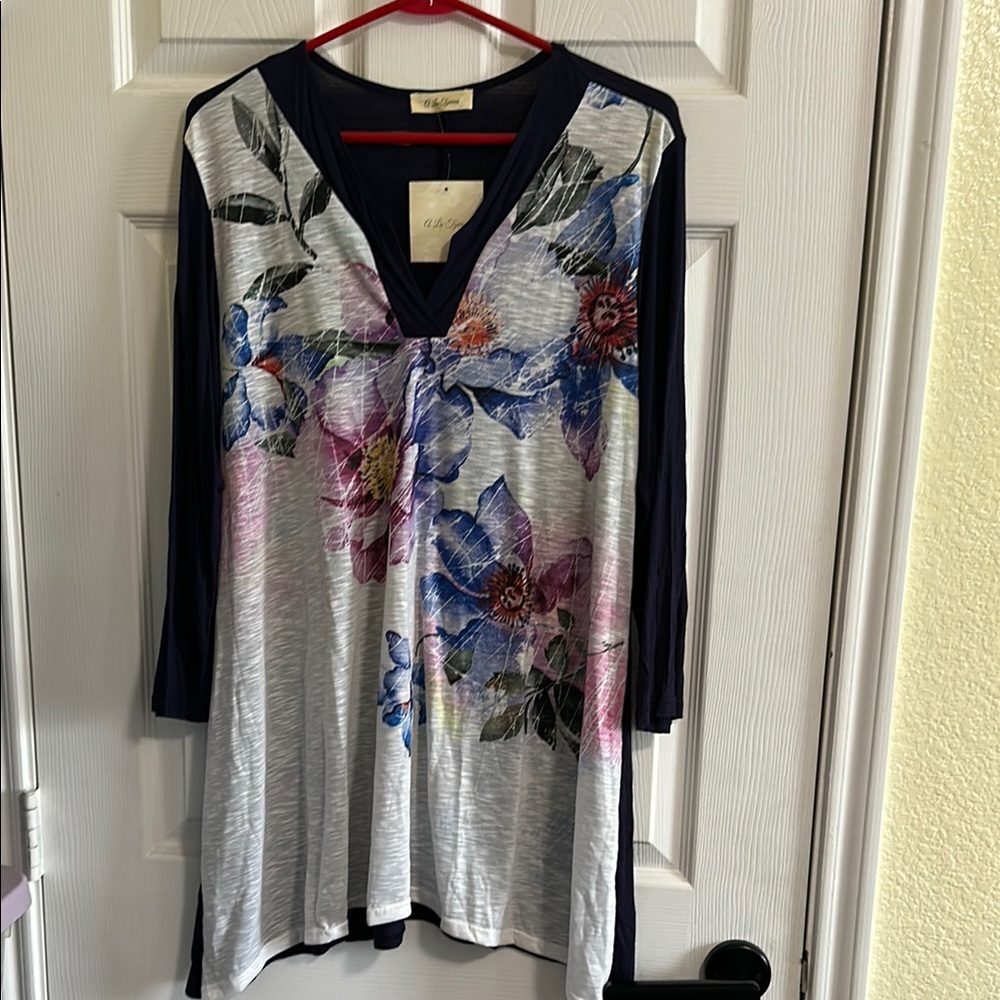 Blue Floral Graphic Tunic Top with Blue Sleeves NWT 1XL